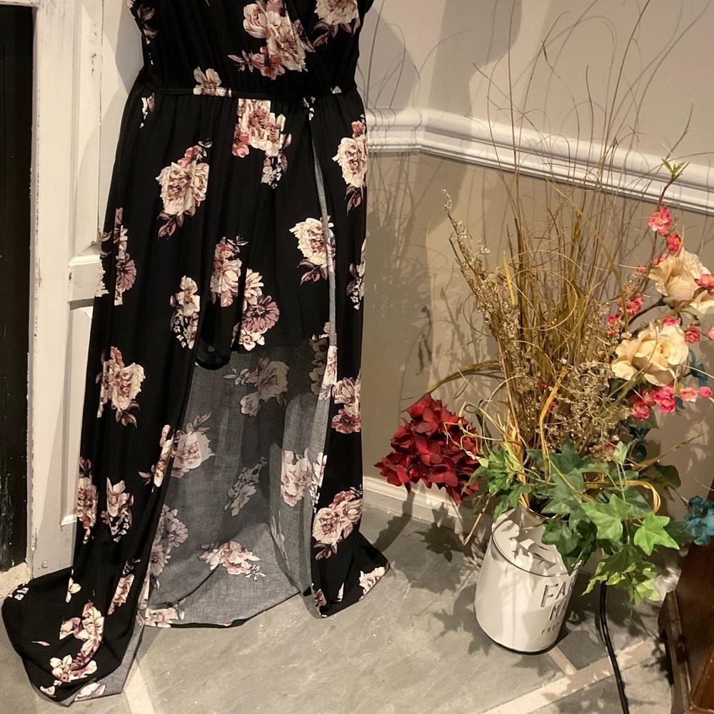 C Black Floral Shorts Romper with Train Size Small - Picture 9 of 10